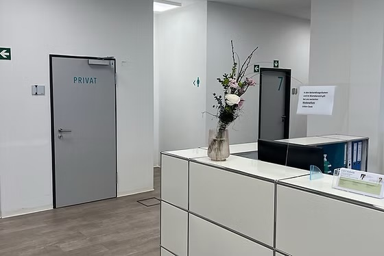 Empfangsbereich der Praxis Nagelneu Laser