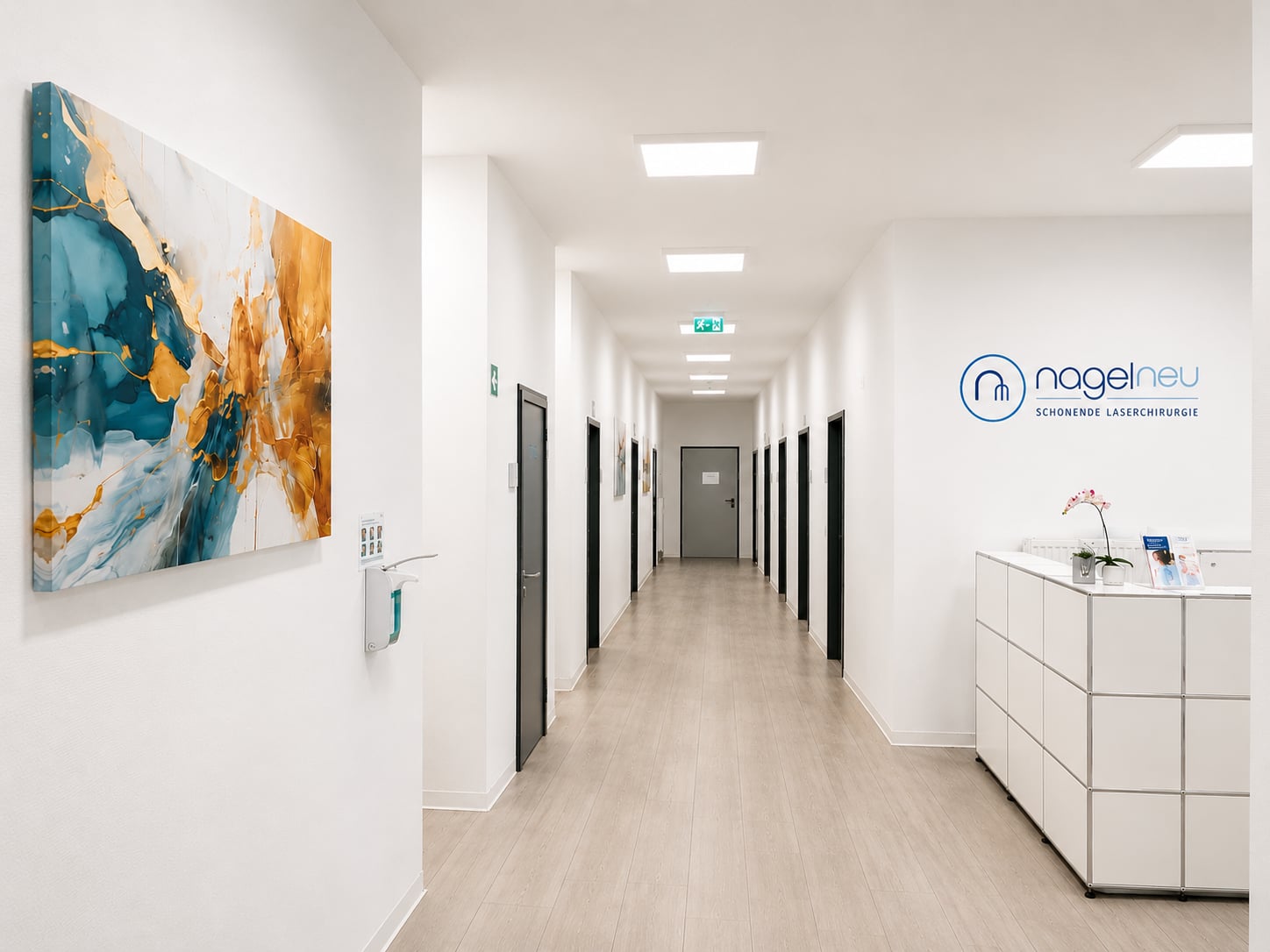 Praxisflur und Empfang der Facharztpraxis Nagelneu in Frankfurt mit nagelneu-Logo